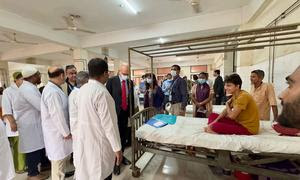 El Alto Comisionado para los Derechos Humanos, Volker Türk, visita el hospital de Nitol (Bangladesh), donde se encuentran algunos de los estudiantes tiroteados mientras participaban en las protestas. (archivo)