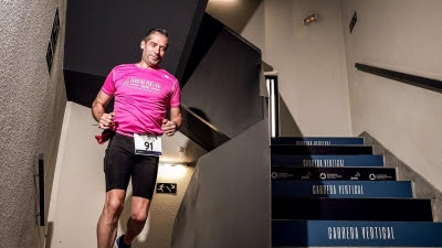 Un centenar de atletas desafían los 1.000 escalones de la V edición de la Carrera Vertical Eurostars Madrid Tower