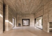 Las grandes ventanas y el hormigón visto marcado con tablas ofrece una textura tanto en el interior como en el exterior
