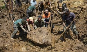 Socorristas en el lugar del corrimiento de tierras del 25 de mayo en el norte de Papúa Nueva Guinea.