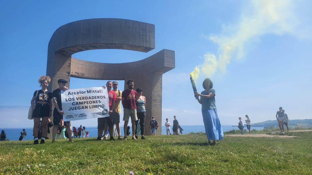 Ecoloxistes n'Aición d'Asturies realiza una carrera de relevos por Xixón para exigir transparencia a ArcelorMittal