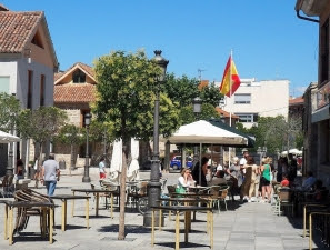 Nueva ordenanza para regular terrazas de hostelería: adaptación y controversia en tiempos de COVID-19 En el marco de la pandemia mundial de COVID-19, las terrazas de hostelería han cobrado un protagonismo especial. Ante la necesidad de garantizar la seguridad de los clientes y trabajadores, el Ayuntamiento de Madrid ha aprobado una nueva ordenanza para regular su funcionamiento. Esta normativa, denominada Ordenanza de
Terrazas de Madrid, ha generado tanto adaptación como controversia. La ordenanza establece una serie de medidas que los establecimientos deben cumplir para poder mantener sus terrazas abiertas. Entre ellas, se incluyen la limitación del número de mesas, la obligación de garantizar la distancia de seguridad entre los clientes y la prohibición de utilizar sistemas de climatización. Además, la normativa también establece sanciones para aquellos establecimientos que no cumplan con las
medidas establecidas, que pueden ir desde multas económicas hasta el cierre temporal o definitivo del local. Sin embargo, la Ordenanza de Terrazas de Madrid también ha generado controversia. Algunos propietarios de bares y restaurantes consideran que las medidas son demasiado restrictivas y que pueden poner en peligro la supervivencia de sus negocios. Por otro lado, algunos vecinos y grupos ecologistas han aplaudido la normativa, ya que consideran que contribuye a reducir la contaminación
acústica y ambiental en la ciudad. En cualquier caso, la Ordenanza de Terrazas de Madrid es un claro ejemplo de cómo las instituciones están adaptándose a la nueva realidad provocada por la COVID-19. A pesar de la controversia, lo cierto es que la normativa ha conseguido que las terrazas de la capital española sean más seguras para todos.
