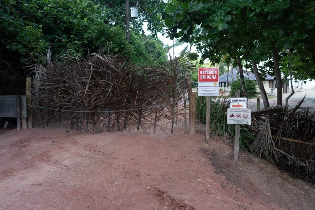 Barreiras ao longo da estrada de terra que dá na Lagoa Azul, na Bahia