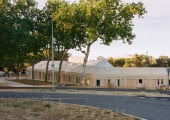 La escuela se presenta como una fortaleza de hormigón, con gruesas paredes para protegerlo del bullicio de la ciudad.