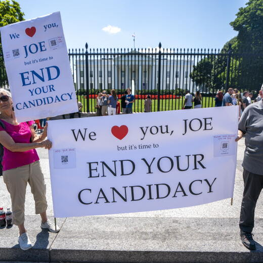 Des manifestants devant la Maison-Blanche appelant au retrait de Joe Biden, le 3 juillet 2024.