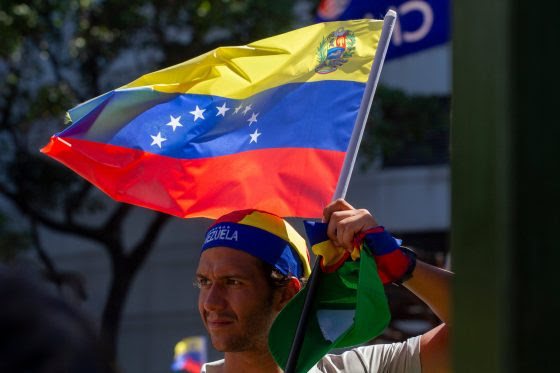 Jóvenes barineses aún apuestan por cambiar el país desde los partidos políticos