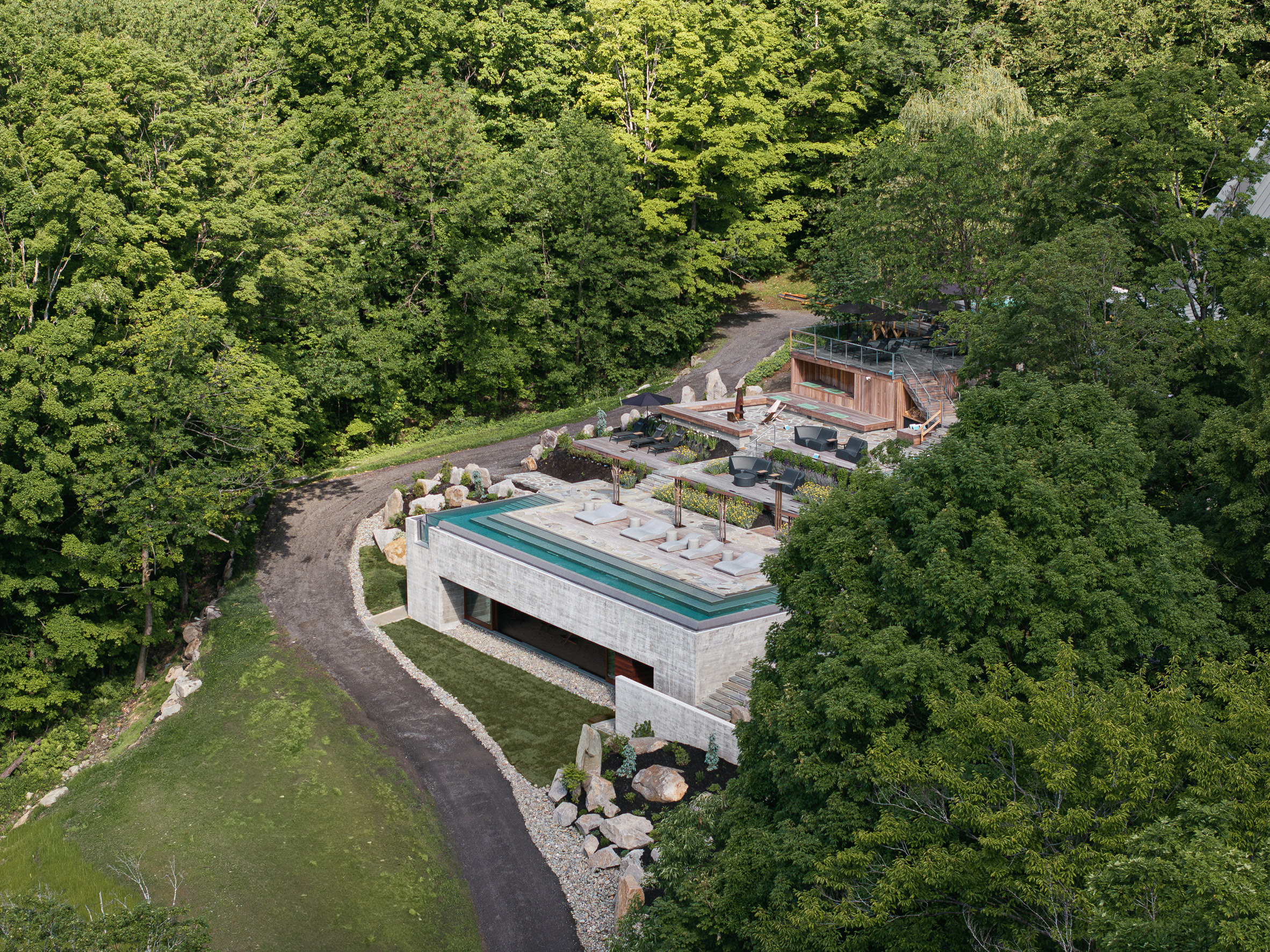 La ampliación del Balneario y Reserva Termal de Balnea, ubicada en los montes Apalaches de Quebec, ha sido diseñada por el estudio MacKay-Lyons Sweetapple Architects.