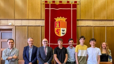 Torrejón.- Alumnado del IES Luis de Góngora cede al Archivo unos documentos históricos hallados en Los Espinillos