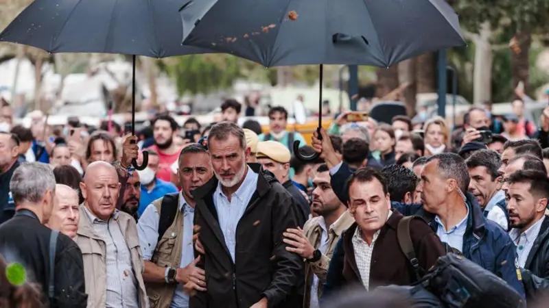 Al grito de "asesinos" y arrojándoles barro reciben en Valencia al Rey, al presidente del gobierno regional y al de España durante su visita a la "zona cero" de la tragedia