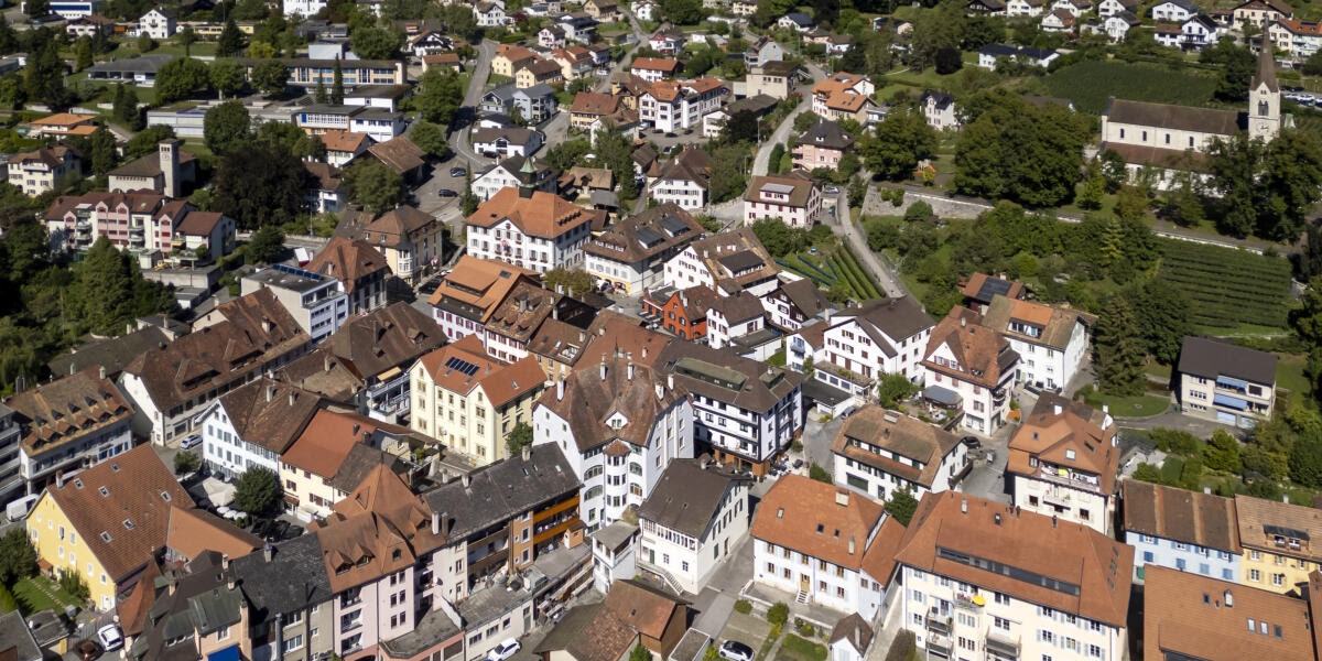 Drohnenaufnahme von Moutier, am Freitag, 6. September 2024. Am 22. September 2024 entscheidet die Stimmbevoelkerung der Kantone Bern und Jura ueber den Wechsel der Stadt in den Kanton Jura. (KEYSTONE/Georgios Kefalas)