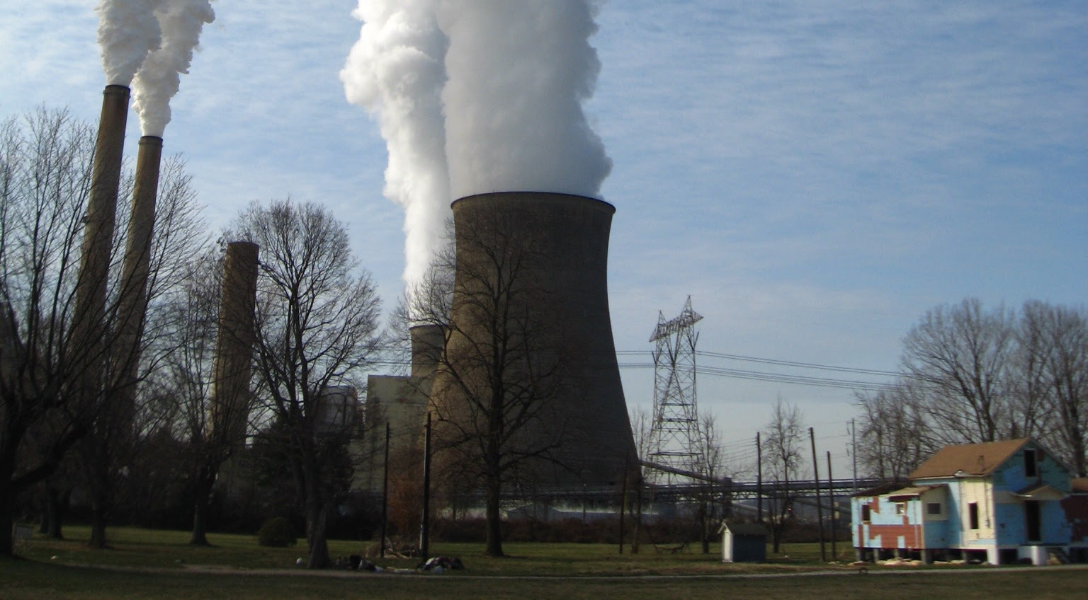 Pictured: Gavin Coal Plant in Cheshire, OH. Photo credit: dana-k, Flickr, CC BY 2.0 DEED.