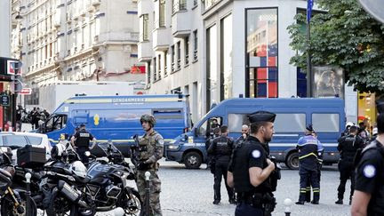 Attaque au couteau sur les Champs-Elysées : le suspect est mort de ses blessures, le policier blessé 'en urgence absolue'