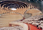El santuario incluye un auditorio de 54 metros de ancho y 20 metros de altura, con capacidad para 5.000 personas, formado mediante cuatro arcos curvados.
