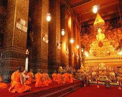 Imagen de family meditating with Buddhist monks at Wat Pho