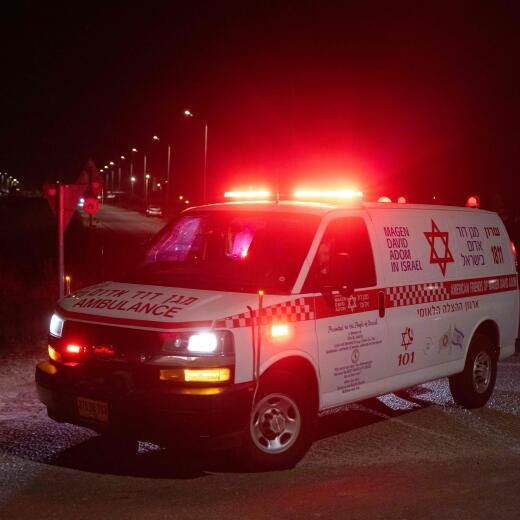 Une ambulance quitte la scène d'une attaque de drone près de Binyamina, dans le nord d'Israël. (Photo by Oren ZIV / AFP)