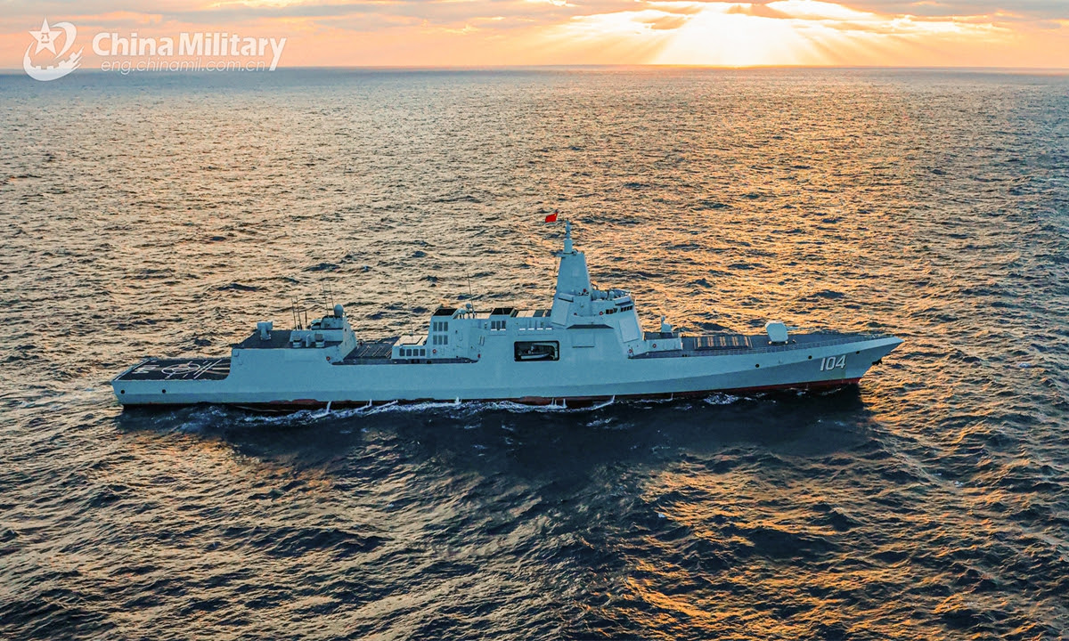 A 055-ös típusú irányított rakétás romboló, a Wuxi, amely a haditengerészettel a PLA Northern Theatre Command parancsnoksága alatt álló egységhez csatlakozik, a kijelölt tengeri területre gőzölög a közelmúltban egy tengeri kiképzés során.Photo:chinamil.com.cn