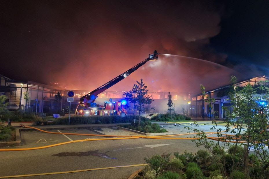 Un violent incendie détruit 20 logements et plusieurs commerces près de Grenoble, des personnes blessées