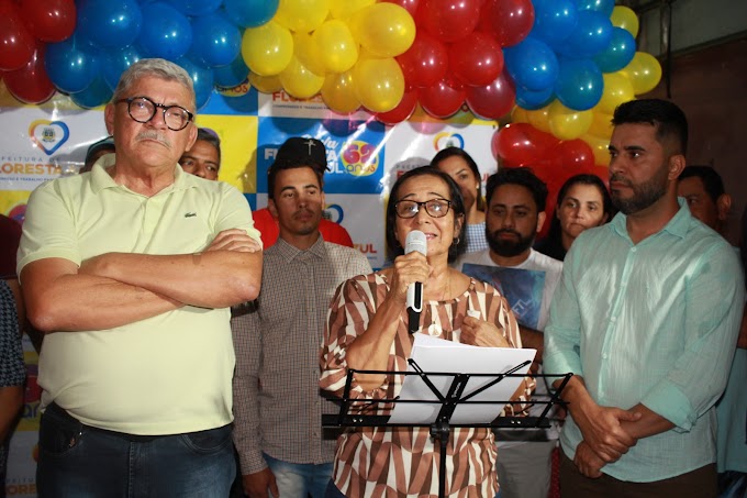 Prefeita Gicélia Santana reinaugura a Praça Henrique Sampaio em comemoração aos 62 anos de Floresta Azul
