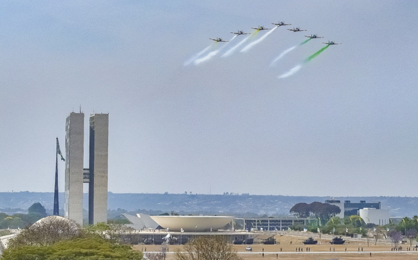 População enfrenta sol forte para celebrar 7 de Setembro em Brasília