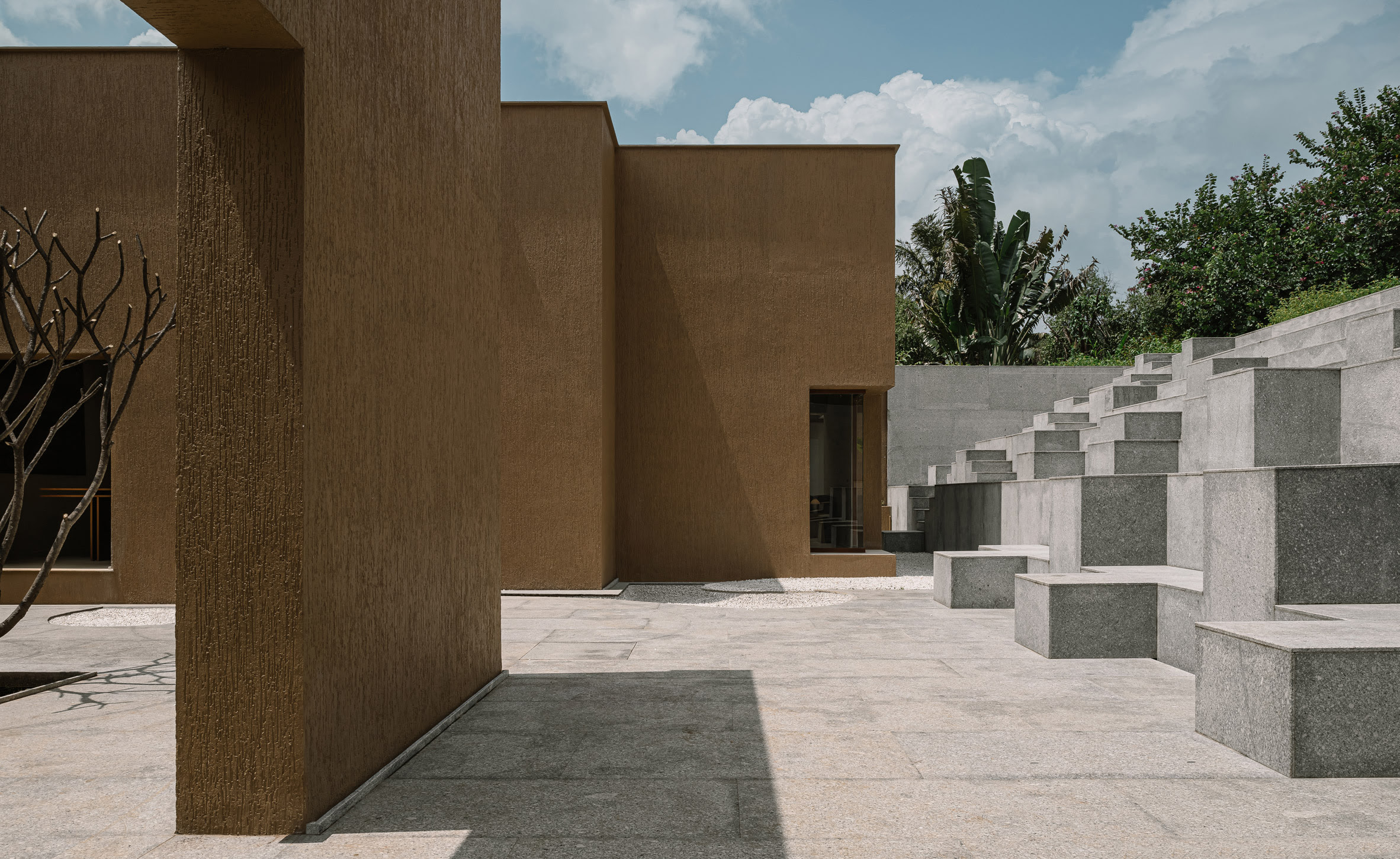 La residencia Sār en Pune (India) está diseñada por el arquitecto Girish Doshi y se concibe como el primer espacio físico para la marca de muebles Sār.