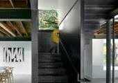 De entre todos los elementos originales se debe destacar la escalera y sus muros de cerramiento, de acero laminado en caliente.