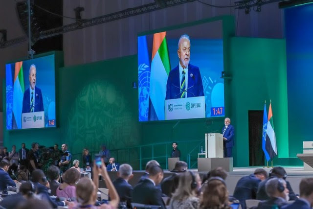 Lula se dirige a chefes de Estado e de governo na abertura da COP28, quando pediu uma "economia menos dependente de combustíveis fósseis"