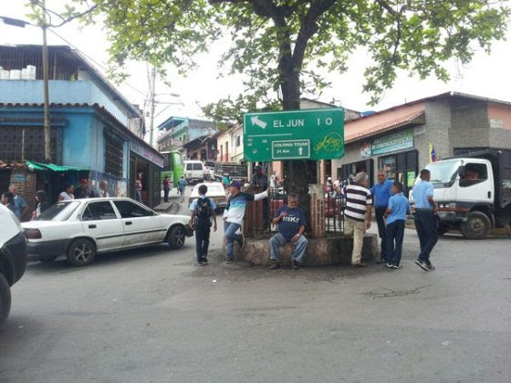 Botes de basura y escombros acaban con la carretera entre Mamo, Carayaca y El Junquito