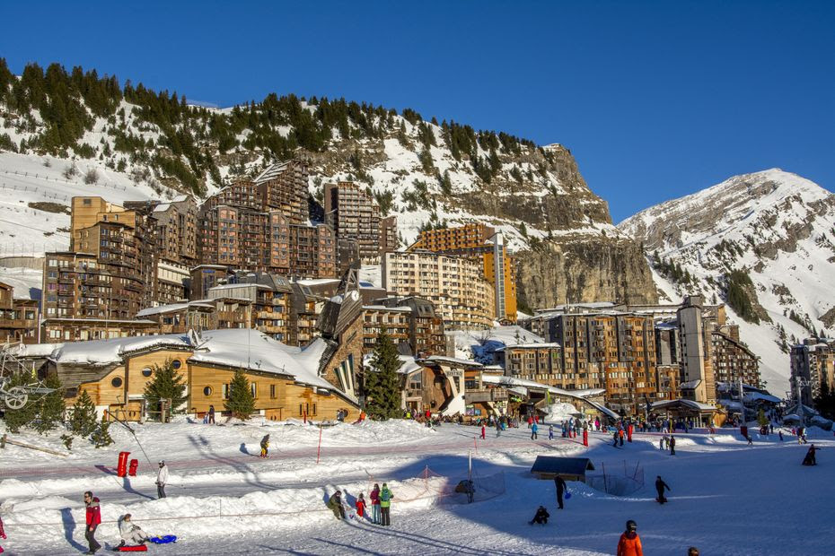 L’architecture atypique de la station de ski d’Avoriaz menacée, voici pourquoi