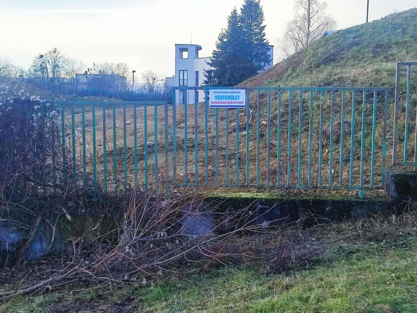 Miskolc. Lehet, hogy a Kilátónál kitermelt földet védett (vízbázis) területen tárolják? Óriási biznic. Küldjél