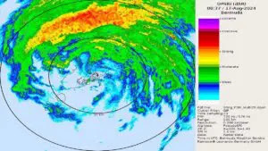 Continúan las condiciones meteorológicas peligrosas en las Bermudas, mientras Ernesto avanza lentamente hacia el norte-noreste. | Foto: EFE