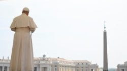 Papa Leone XIV durante la preghiera dell'Angelus in Piazza San Pietro