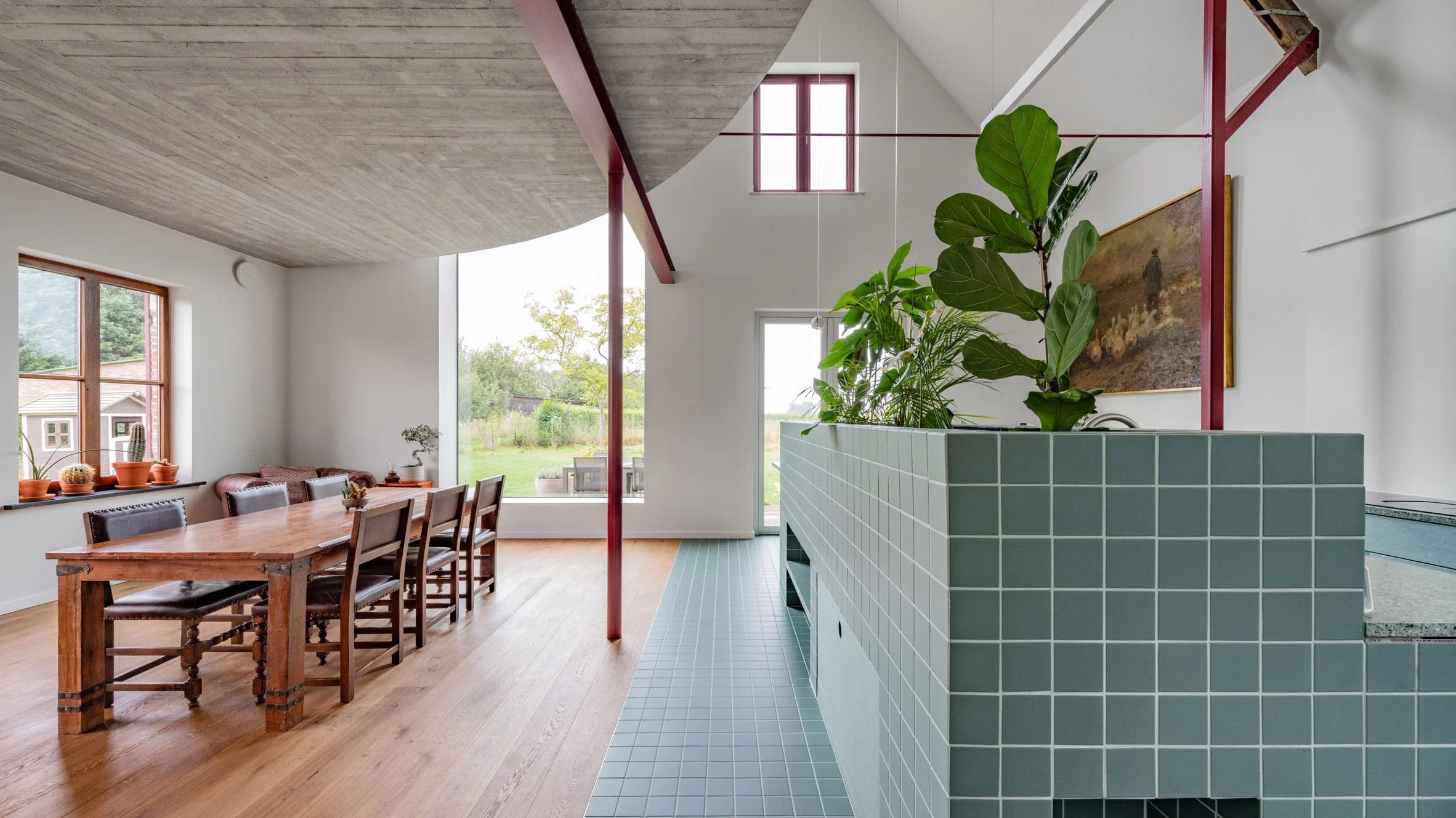 Ubicada en la campiña de Wichelen, Bélgica, la Lamat House ha sido transformada por el estudio Objekt Architecten.