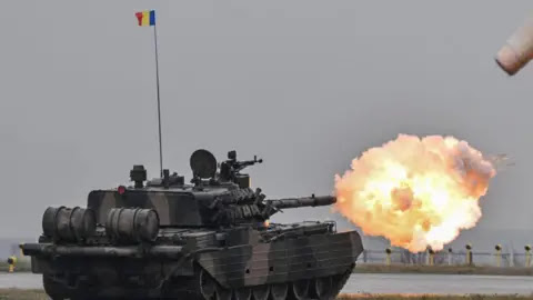 Getty Images Tank střílí během cvičení NATO v Rumunsku