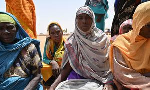 Mujeres sudanesas encuentran refugio en el campo de refugiados de Aboutengue, en el este de Chad.