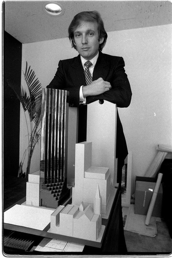 Donald Trump năm 1980 với mô hình Trump Tower