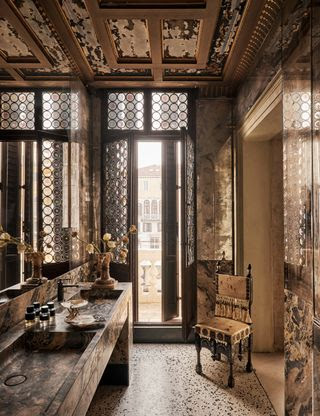 El mármol brecha baixa fue elegido por su parecido con el techo original del palazzo que se muestra en este baño alrededor...