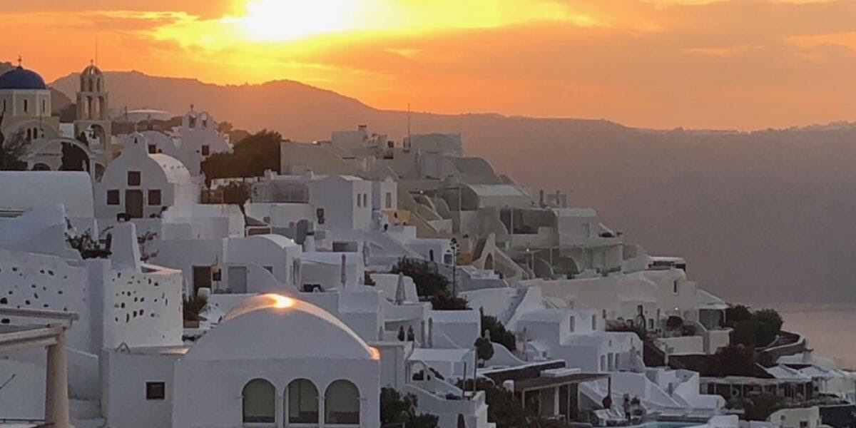 Lever du soleil sur le village d’Oia, île de Santorin, Grèce.