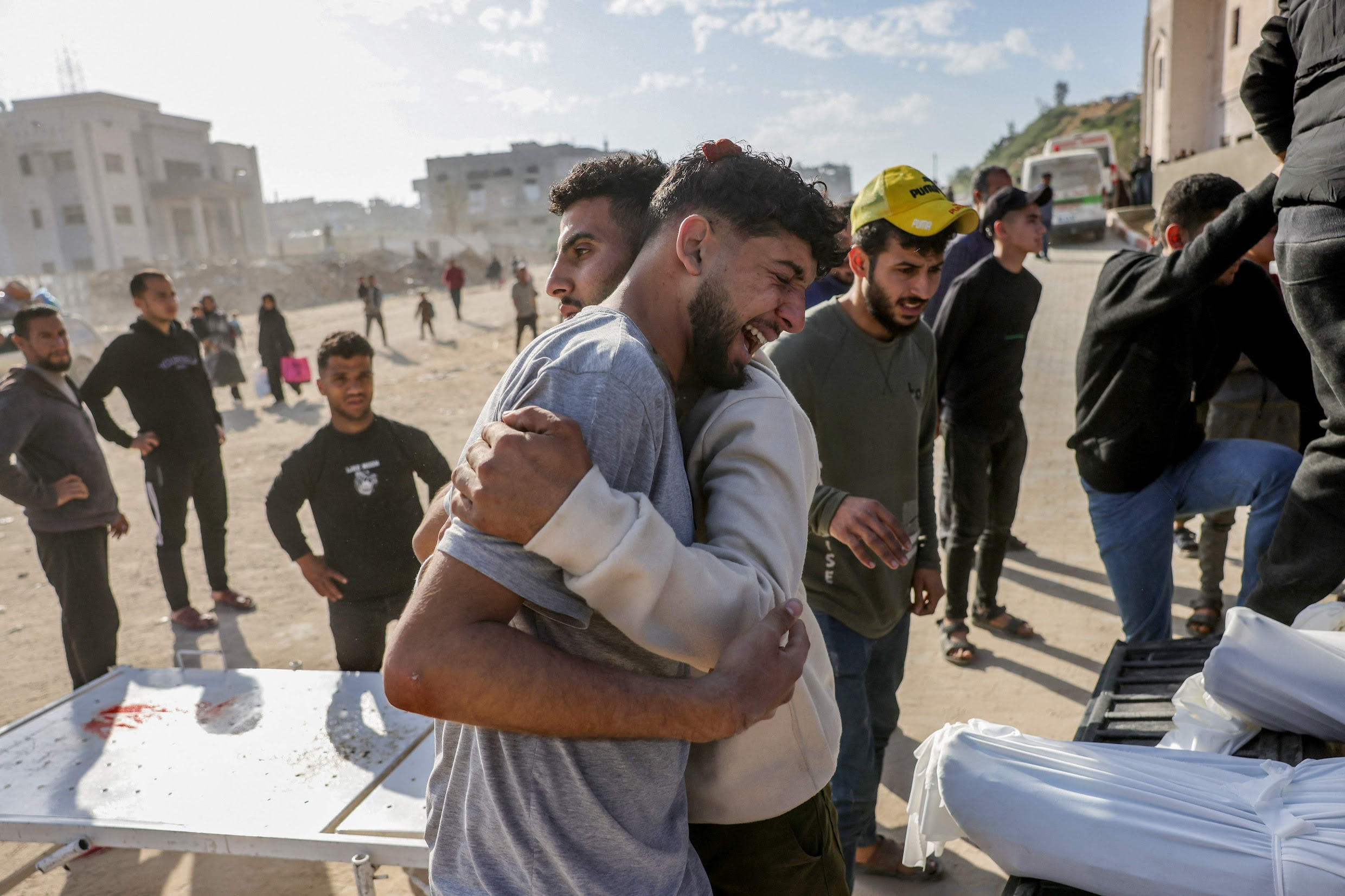 Bij de luchtaanvallen van maandagnacht zijn zeker 330 Palestijnen gedood, aldus het door Hamas gecontroleerde ministerie van Volksgezondheid in Gaza.