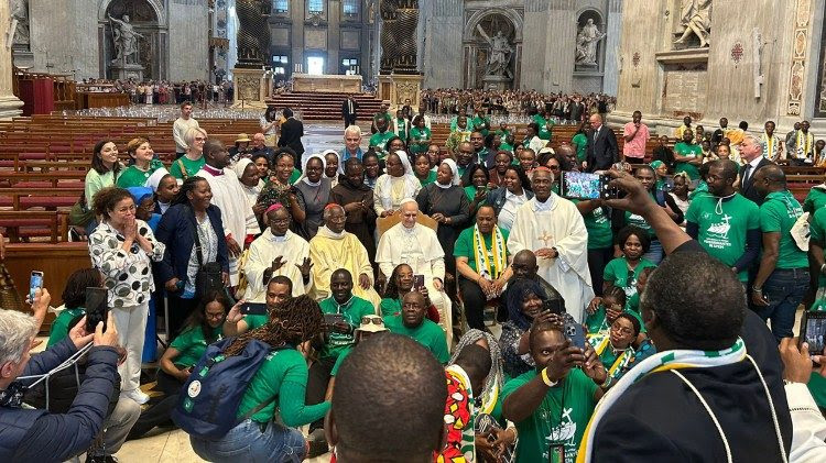 Papa Leone XIV con gli ambasciatori africani, i collaboratori e i familiari dopo la Messa del Pellegrinaggio giubilare per la pace in Africa