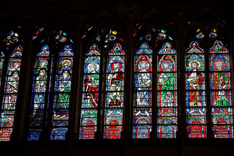 Esta fotografía muestra ventanas dentro de la Catedral de Notre-Dame.