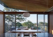 El salón principal se abre hacia el norte para captar el máximo de luz natural y las vistas a Byron Bay.