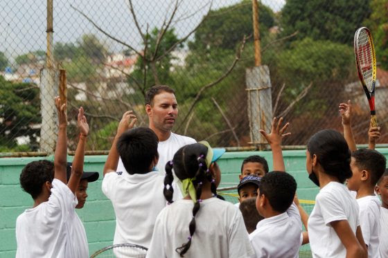 Niños y niñas de Campo Rico aprenden a jugar tenis gratis con la Fundación Tenis Para Ti