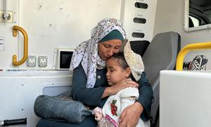 Una madre y su hija reciben atención en el hospital Kamal Adwan, en el norte de Gaza, en abril de 2024.