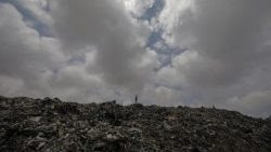 Un bambino palestinese in cima alla discarica di Gaza City