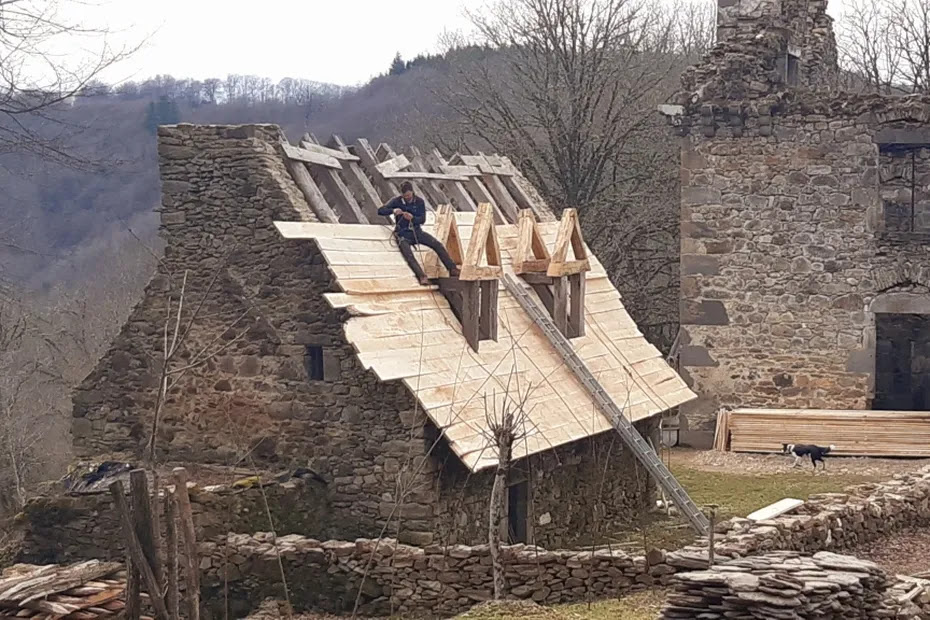 'Tout faire moi-même, c'est un acte de liberté' : il consacre sa vie à restaurer un château du Cantal