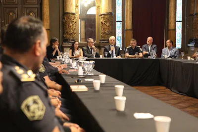 Reunión en La Plata entre autoridades municipales, provinciales y policiales para implementar estrategias de seguridad basadas en tecnología avanzada