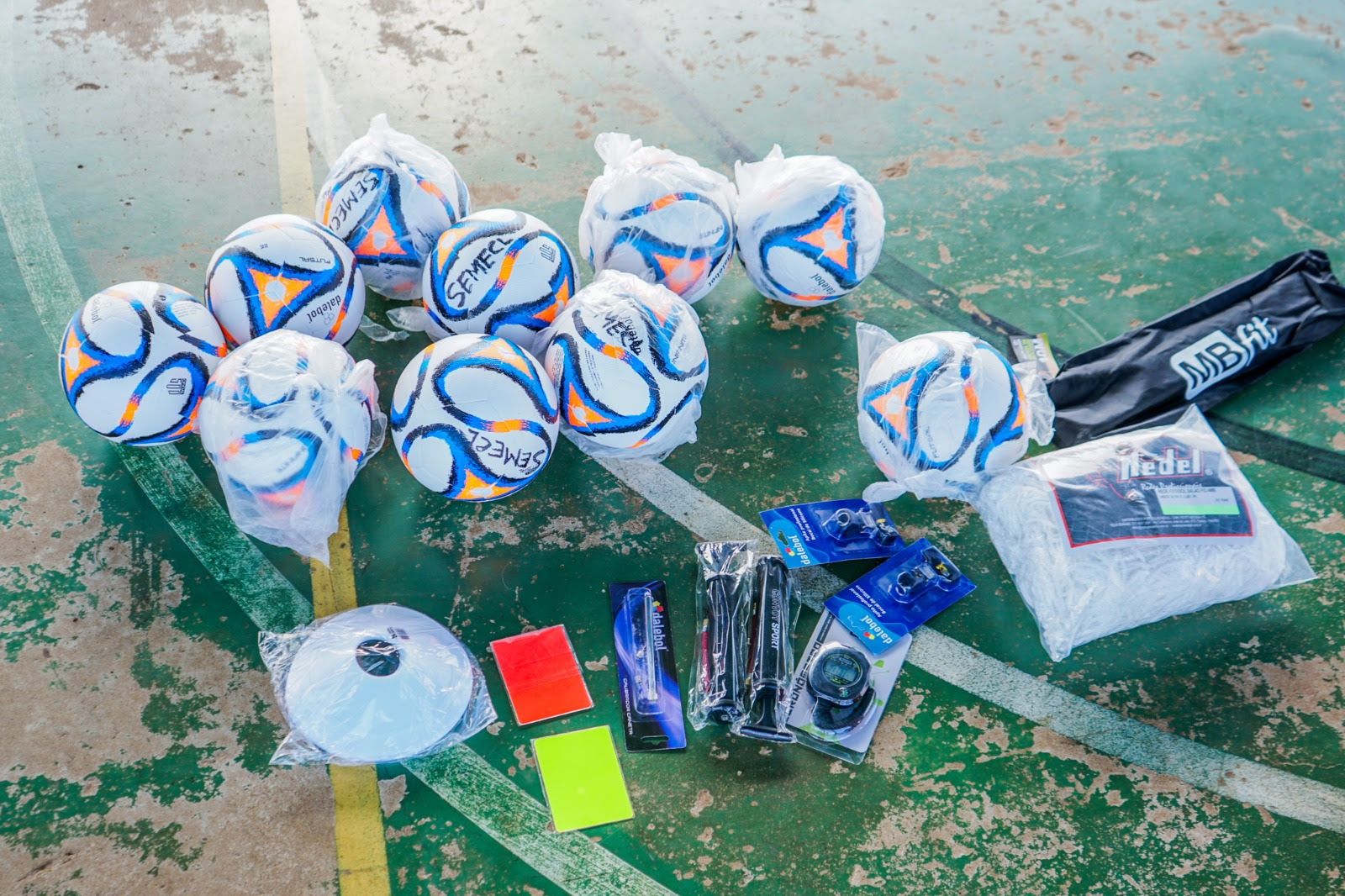 Cada kit traz 12 bolas de futebol, 3 bolas de iniciação esportiva, um par de redes para as traves, 10 cones, 10 pratos, uma escada de agilidade, duas bombas de ar, um cronômetro, um calibrador, um placar de mesa e dois pares de cartões.