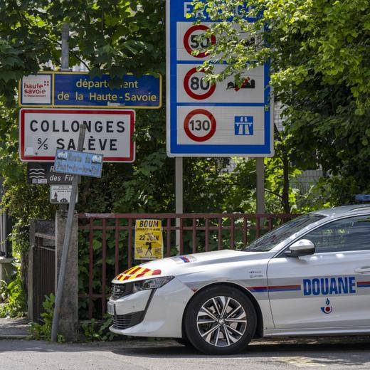 Un vehicule des douanes francais est photographiee, lors d'une operation commune entre les brigades de surveillance interieure (BSI) et exterieure (BSE).des directions regionales d'Annecy et Chambery (Douane francaise) et la Douane Ouest (Office federal de la douane et de la securite des frontieres - OFDF), ce jeudi 6 juin a la douane Croix-de-Rozon pres de Geneve. Son objectif, coordonner les forces communes afin de lutter contre la criminalite transfrontaliere et la fraude douaniere dans le secteur franco - suisse des cantons de Geneve,.Vaud et du Valais ainsi que des departements de l'Ain et de la Haute-Savoie. (KEYSTONE/Martial Trezzini)