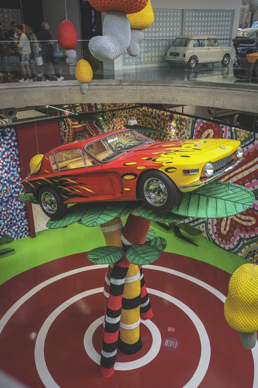 Pintura do Uirapuru, esportivo dos anos 60 exposto no CARDE: bela e instigante (YO! Studio/Porsche Club Brasil)