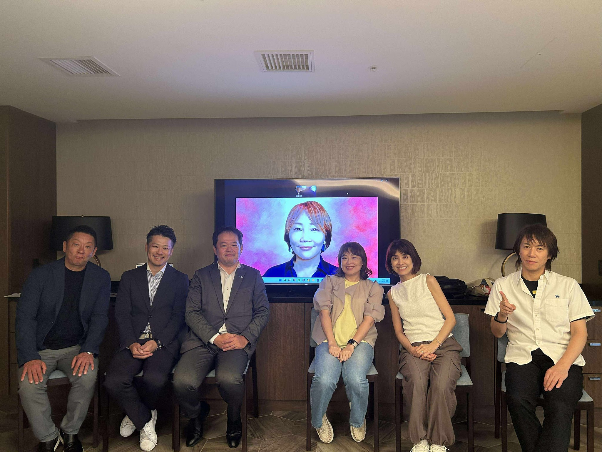 7人、前髪、スーツ、テレビ、テキストの画像のようです